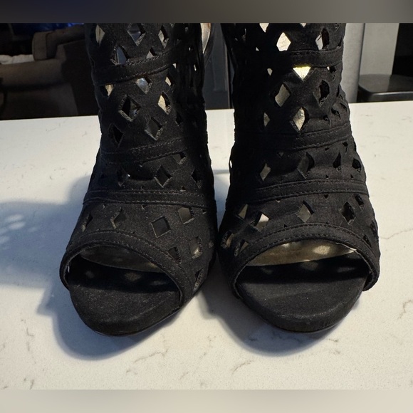 G by Guess Black Cutout Ankle Boots elastic Back Strap 4 inch Heels size 8M - Picture 3 of 10